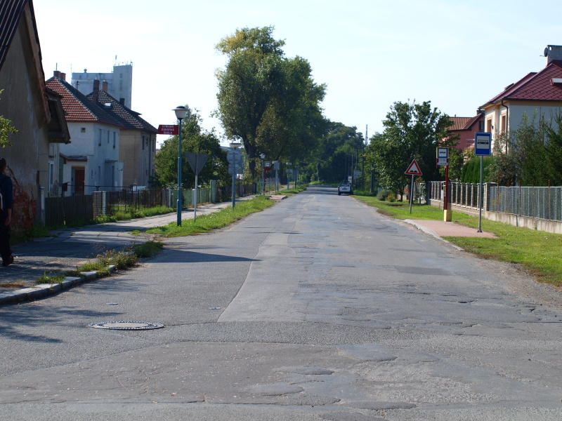 ulice cukrovarská směrem z křižovatky ulic školní a za drahou