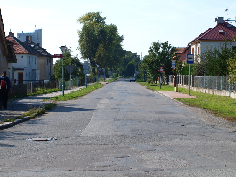 ulice cukrovarská směrem z křižovatky ulic školní a za drahou (1)