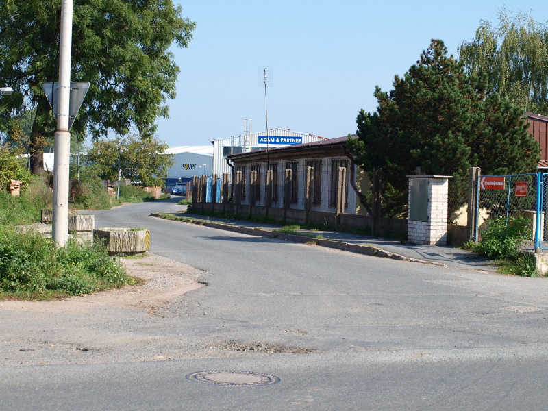 ulice průmyslová od křižovatky ulic za drahou, cukrovarská a školní