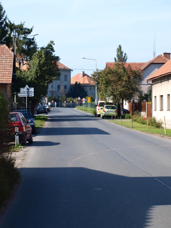 ulice školní z návsi (1)